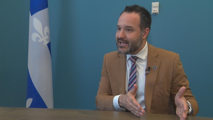 Le ministre québécois de la Culture et des Communications, Mathieu Lacombe, en discussion.