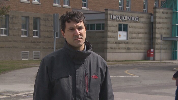 Mathieu Lang devant la pavillon Léopold-Taillon de l'Université de Moncton.