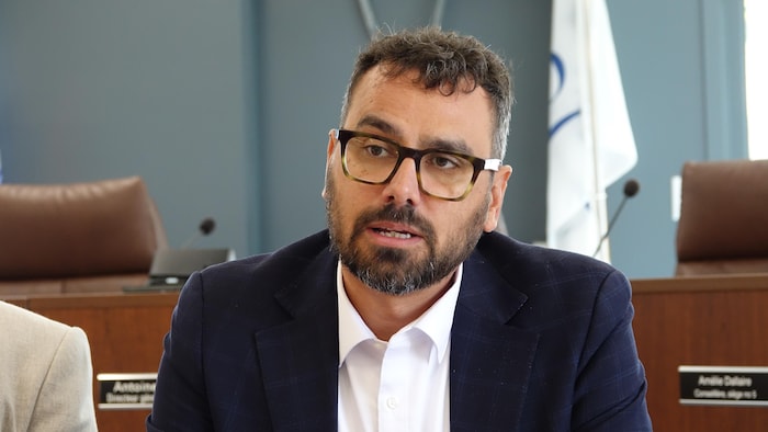 Mathieu Lapointe lors d'une conférence de presse.