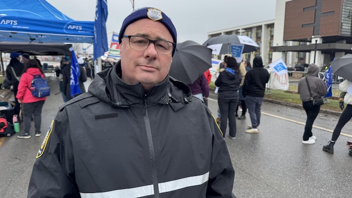 Mathieu Lavoie, lors de la manifestation à Rivière-du-Loup.