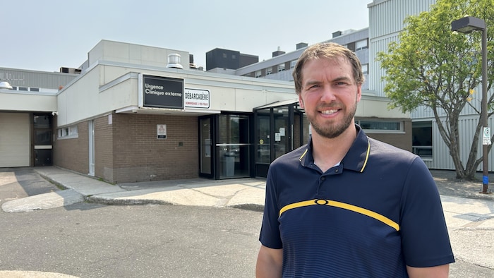 Mathieu Maltais devant l'urgence de Sept-Îles.