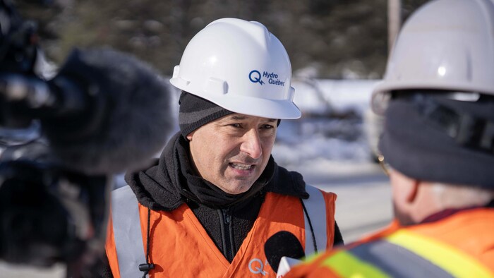 Un homme portant un casque de protection d’Hydro-Québec est en entrevue à Radio-Canada dehors en hiver.