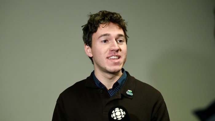 Mathieu Perron parle au micro de Radio-Canada. 