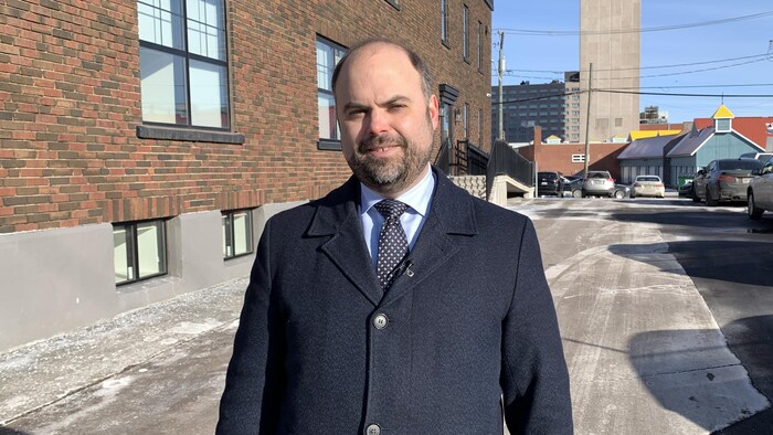 Mathieu Picard devant l'immeuble où se trouve son cabinet, au centre-ville de Moncton.