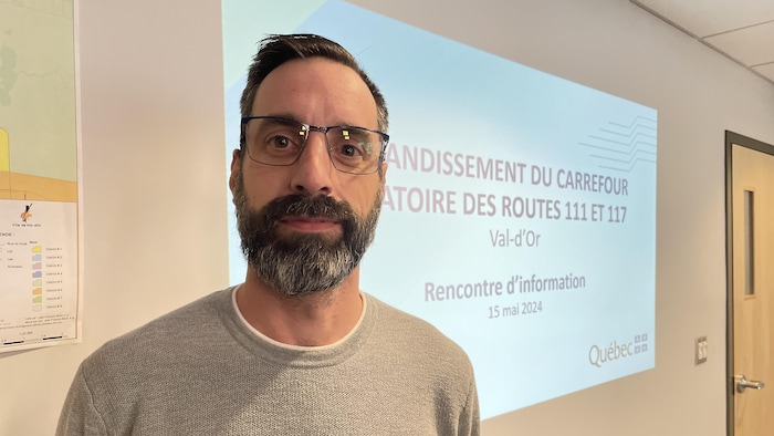 Mathieu Roussy devant une diapositive du ministère des Transports pour le projet d'agrandissement du carrefour giratoire.