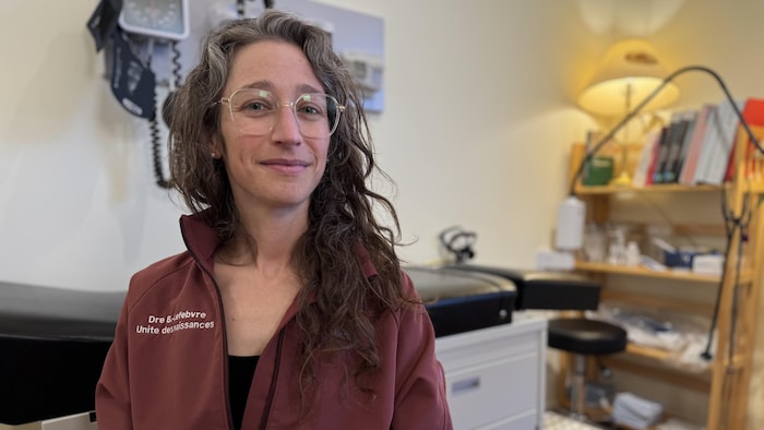 Dre Mathilde Beaulieu Lefebvre dans sa clinique de soins pour femmes, à Carleton-sur-Mer, en Gaspésie.