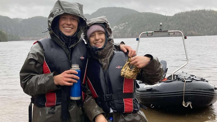 Mathilde Bouchard et Hélène Ferland-Dutil se tiennent bras dessus, bras dessous sous la pluie.