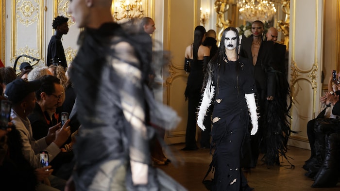 Des mannequins présentent les créations de Matieres Fecales pour la collection de prêt-à-porter féminin automne-hiver 2025/2026, dans le cadre de la Semaine de la mode à Paris, le 7 mars 2025.