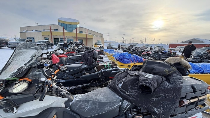 Des motoneiges stationnées à Matimekush-Lac John.