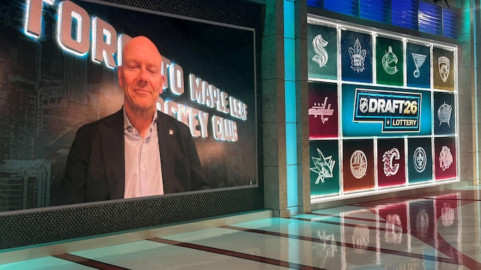 Mats Sundin apparaît sur un écran vidéo après que son équipe, qu'il vient de rejoindre, a remporté la loterie du repêchage de la LNH pour le premier choix, tiré au sort au studio de NHL Network à Secaucus, au New Jersey, le mardi 5 mai 2026.