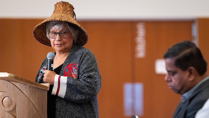 Alice McKay, cheffe de la Première Nation Matsqui regarde Gary Anandasangaree, ministre des Relations Couronne-Autochtones.