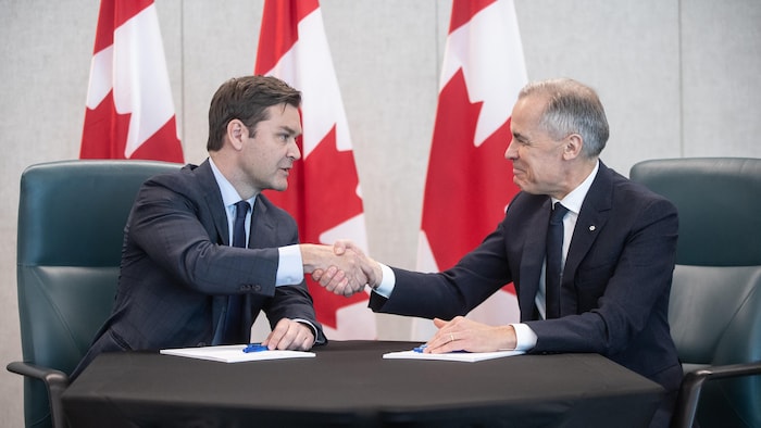 Matt Jeneroux et Mark Carney se serrent la main.