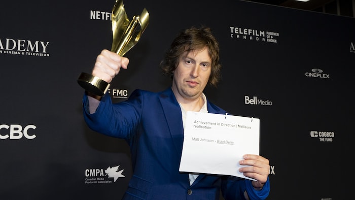 Matt Johnson tient une statuette à la cérémonie des prix Écrans canadiens le 31 mai 2024 à Toronto.
