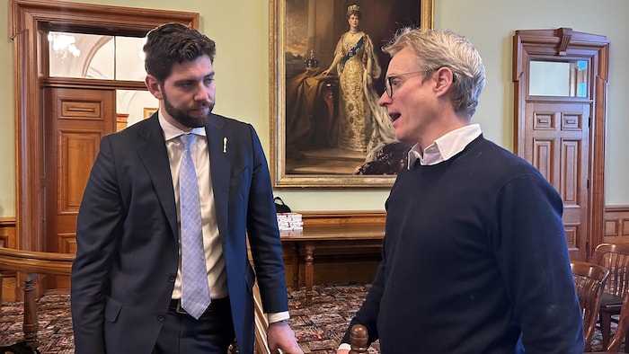 Deux hommes discutent.