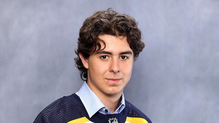 Matthew Mayich prend la pose pour un portrait après avoir été sélectionné lors du repêchage 2023 de la LNH.