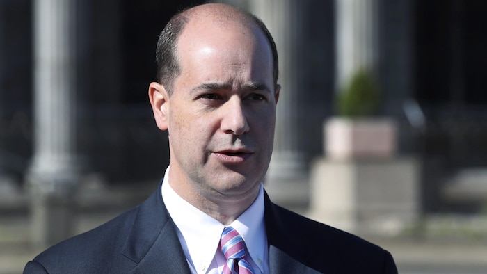  Matthew Moroun parle dans un lieu public, dehors.