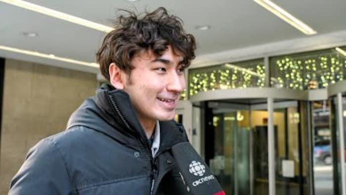 Matthew Olejarz devant les portes du Centre Eaton de Toronto.
