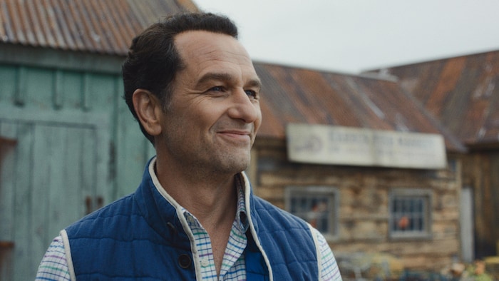 L'homme sourit à l'extérieur.