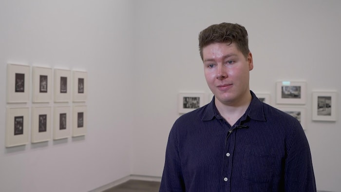 Portait de Matthew Sanderson dans la galerie Daniel Faria.