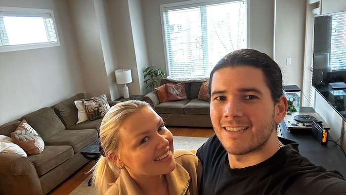 Un couple dans son salon.