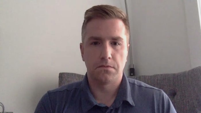 Matthew Sullivan regarde la caméra en visioconférence.