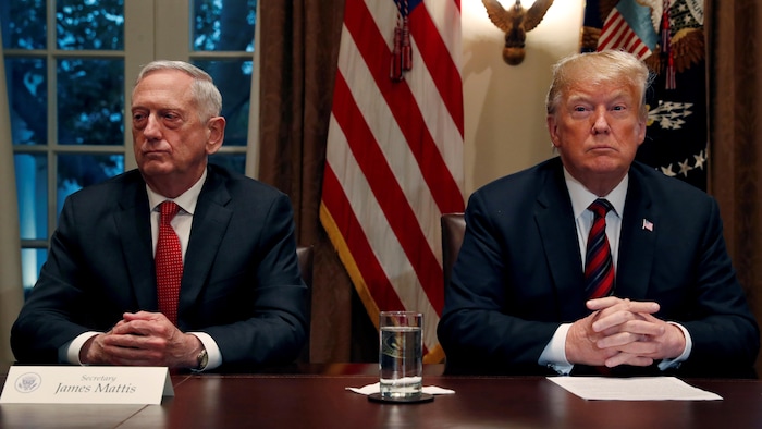 James Mattis et Donald Trump, assis côte à côte, mais ne se regardant pas.