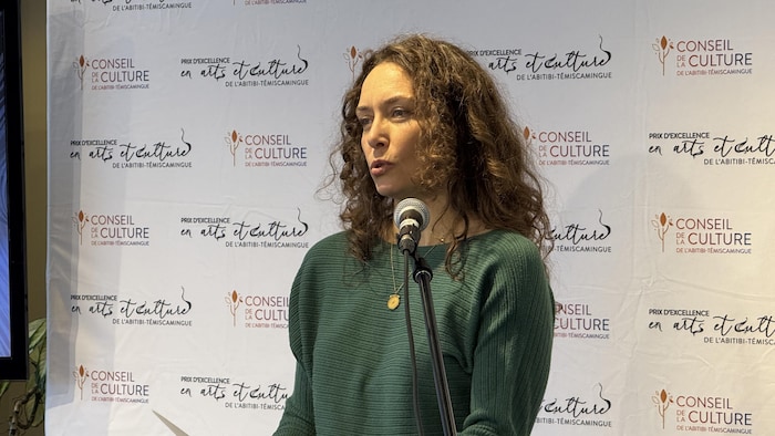 Maude Guy, directrice générale du Conseil de la culture de l'Abitibi-Témiscamingue, parle au micro.