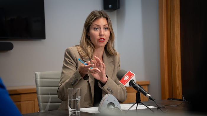 La mairesse de Gatineau, Maude Marquis-Bissonnette, en conférence de presse.