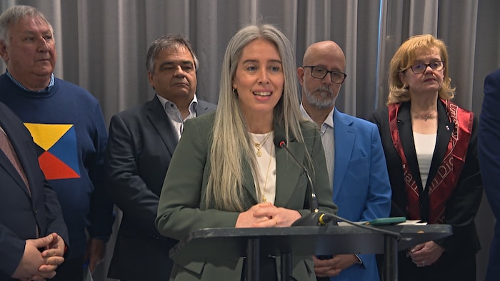 Une femme en constituent de presse.