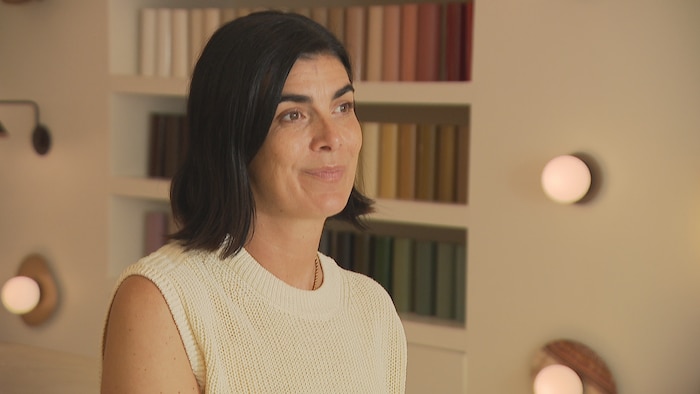 L'entrepreneure Maude Rondeau, dans sa boutique de luminaires.