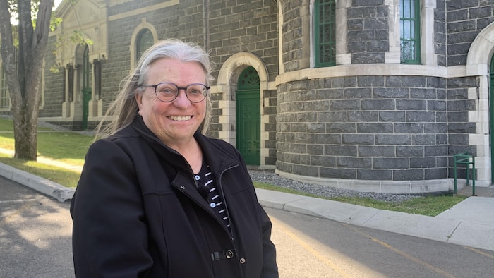 Une femme devant la cathédrale de Chicoutimi.