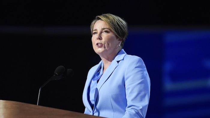 La gouverneure sur la scène lors d'un discours.