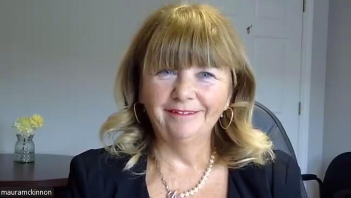 Maura McKinnon interviewée par vidéoconférence.