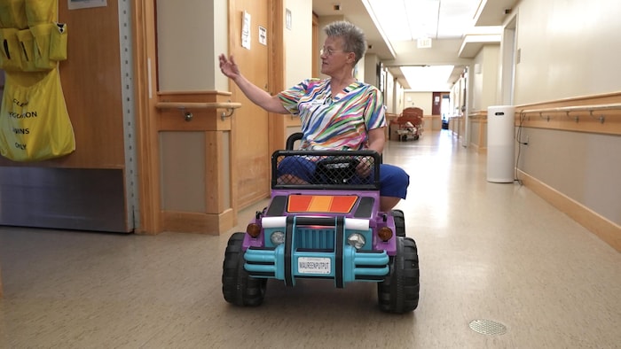Maureen dans son petit véhicule électrique.