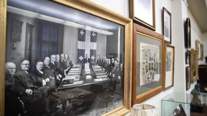 Photographie de Maurice Duplessis entouré de personnes.