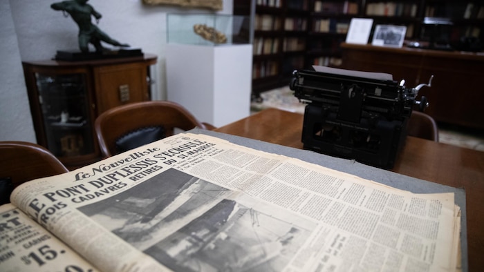 Une copie d'archive du quotidien Le Nouvelliste titrant «Le pont Duplessis s'écroule».