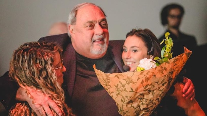 Maurice Quesnel, entouré de deux membres de l'équipe de la Chambre de commerce et d'industrie Baie-des-Chaleurs