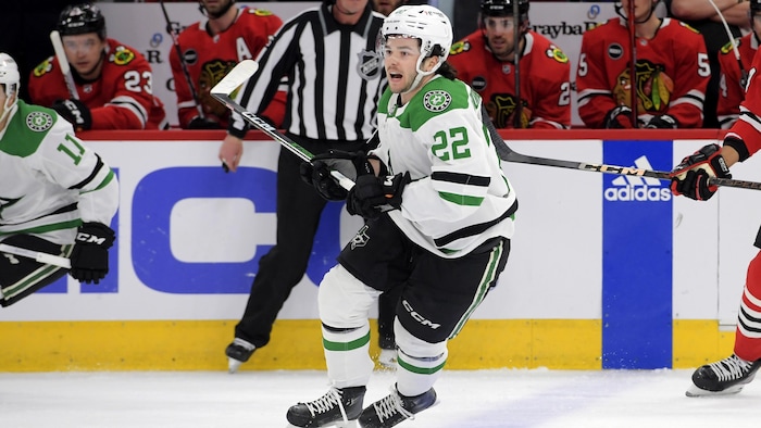 Le joueur de centre des Stars Mavrik Bourque portant le numéro 22 dans un match contre les Blackhawks de Chicago.