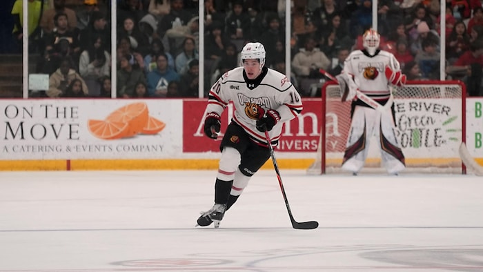 Max Delisle patinant lors d’une partie de hockey.