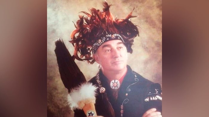 Photo de Max Gros-Louis en habit traditionnel.