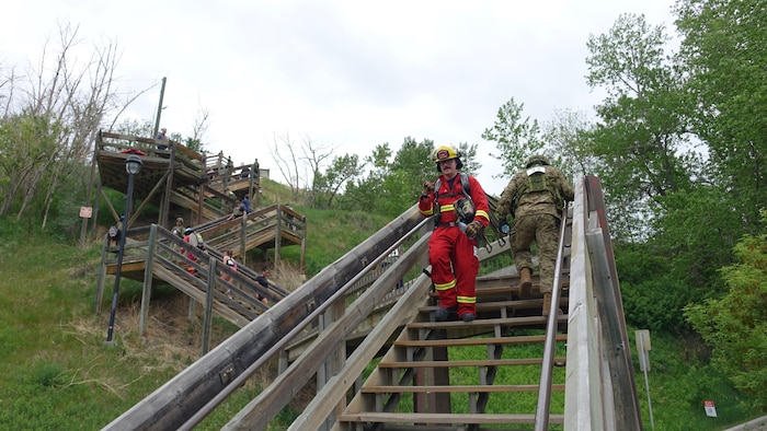 Max Reinthaler descend les escaliers.