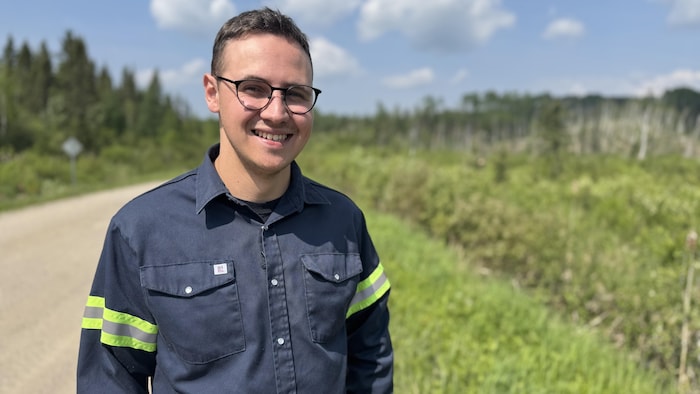 L'entrepreneur forestier Maxence Otis prend la pose sur un chemin forestier dans son patelin, à Ferland-et-Boilleau.