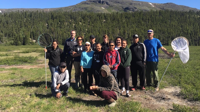 L'entomologiste Maxim Larrivée entouré de son équipe de chercheurs composée de jeunes inuit et cris au camp de base de Kuururjuaq.