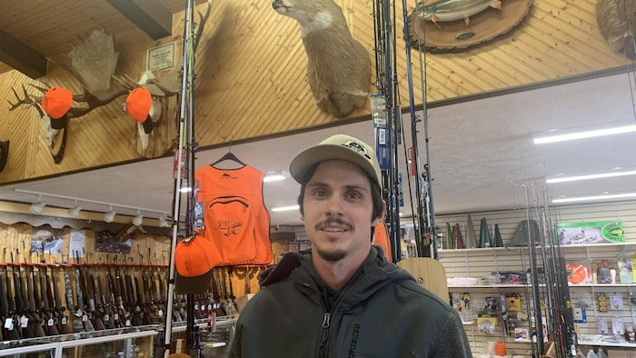 Maxime Arseneault dans un magasin de chasse et pêche.
