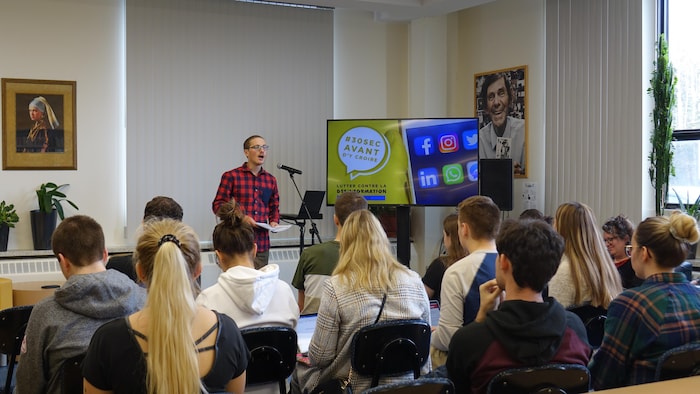 Maxime Bilodeau s'adresse à des étudiants assis devant lui, dans la bibliothèque du Cégep de Matane, le 29 octobre 2019.
