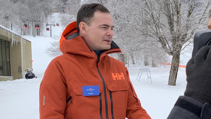 Maxime Cretin, vice-président et directeur général du Mont-Sainte-Anne, lors d'une entrevue en mars 2020 au pied des pentes de ski