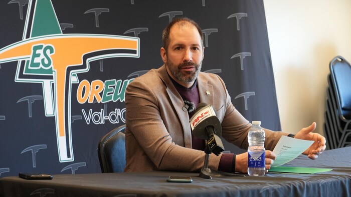 Maxime Desruisseaux lors d'une conférence de presse pour l'équipe de hockey des Foreurs de Val-d'Or.