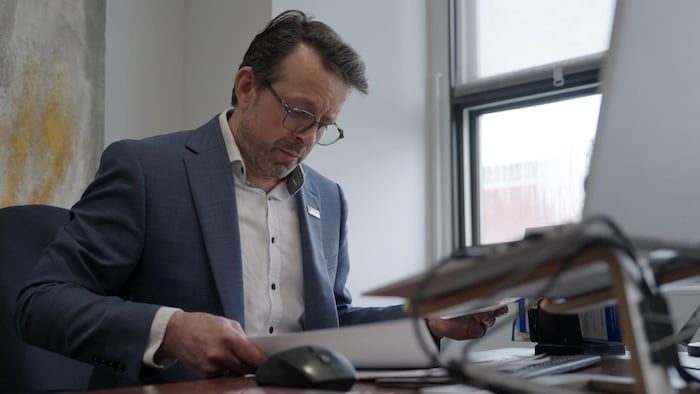 Maxime Dorais, assis à son bureau.