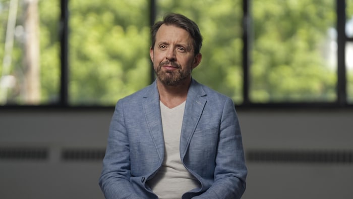 Maxime Dorais, codirecteur général de l’Union des consommateurs assis face à la caméra.