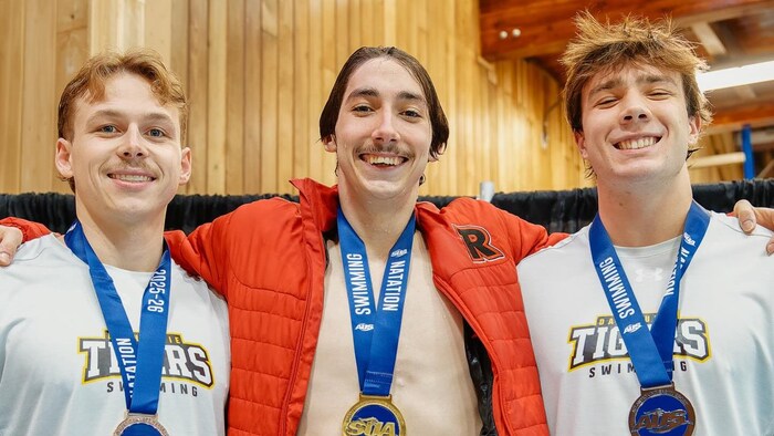 Maxime, au centre, souriant d'avoir reçu sa médaille d'or.